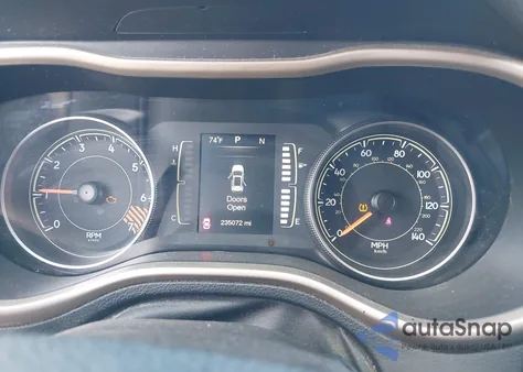 2015 Jeep Cherokee Latitude z USA, uszkodzony, nr VIN 1C4PJMCB5FW744327